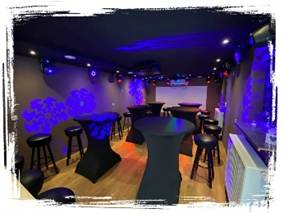 Afbeelding met overdekt, stoel, paars, muur

Door AI gegenereerde inhoud is mogelijk onjuist.